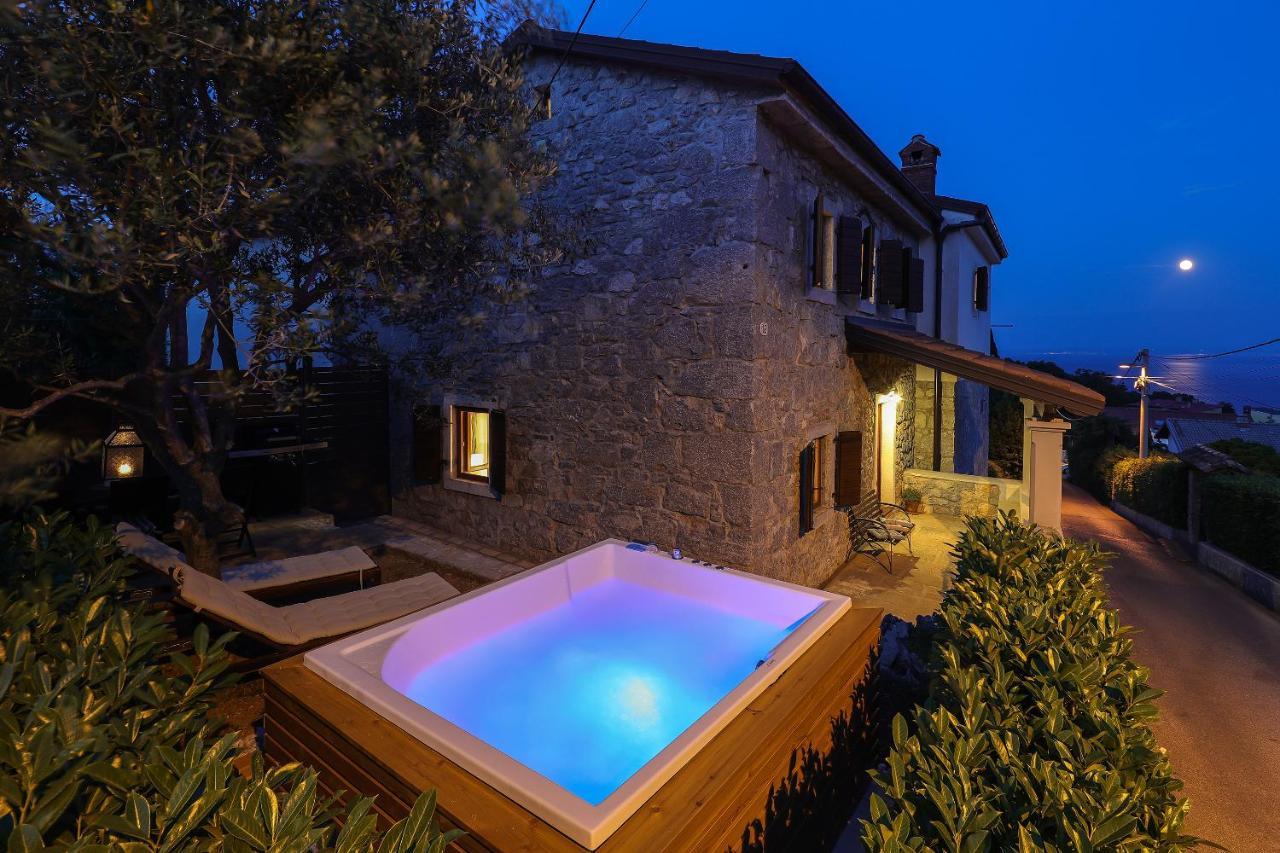 Fani With Jacuzzi Villa