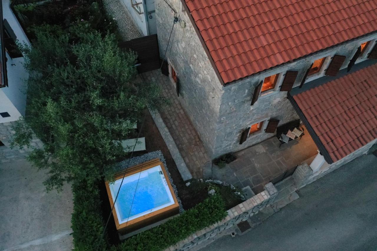 Fani With Jacuzzi Villa